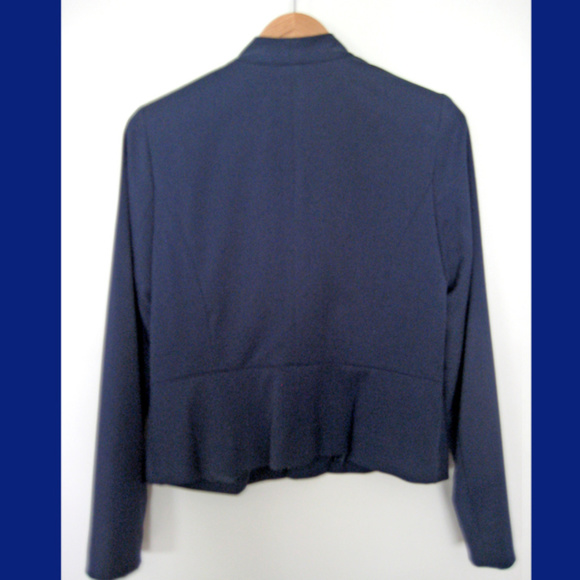 Perfect for Fall transition! Navy Blazer with nice detail - Picture 4 of 4